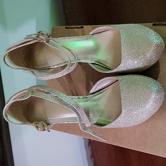 Heels - Picture 6 of 6